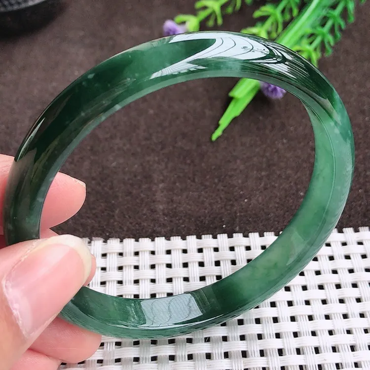 自然光，60.6圈口，老坑冰润起胶满色蓝韵手镯，翡翠玉镯，美人镯，玉质细腻，冰莹起胶，色泽鲜美，均匀靓丽，雕工精湛，意境优美，清秀灵气，优雅气质，尺寸60.6/10/6.3