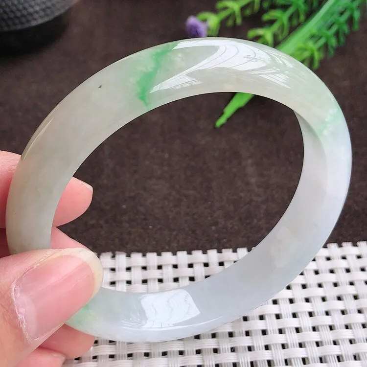 自然光，60大圈口，老坑温润飘绿宽边手镯，翡翠玉镯，美人镯，玉质细腻，冰莹起胶，色泽鲜美，均匀靓丽，雕工精湛，意境优美，清秀灵气，优雅气质，尺寸60/13/8