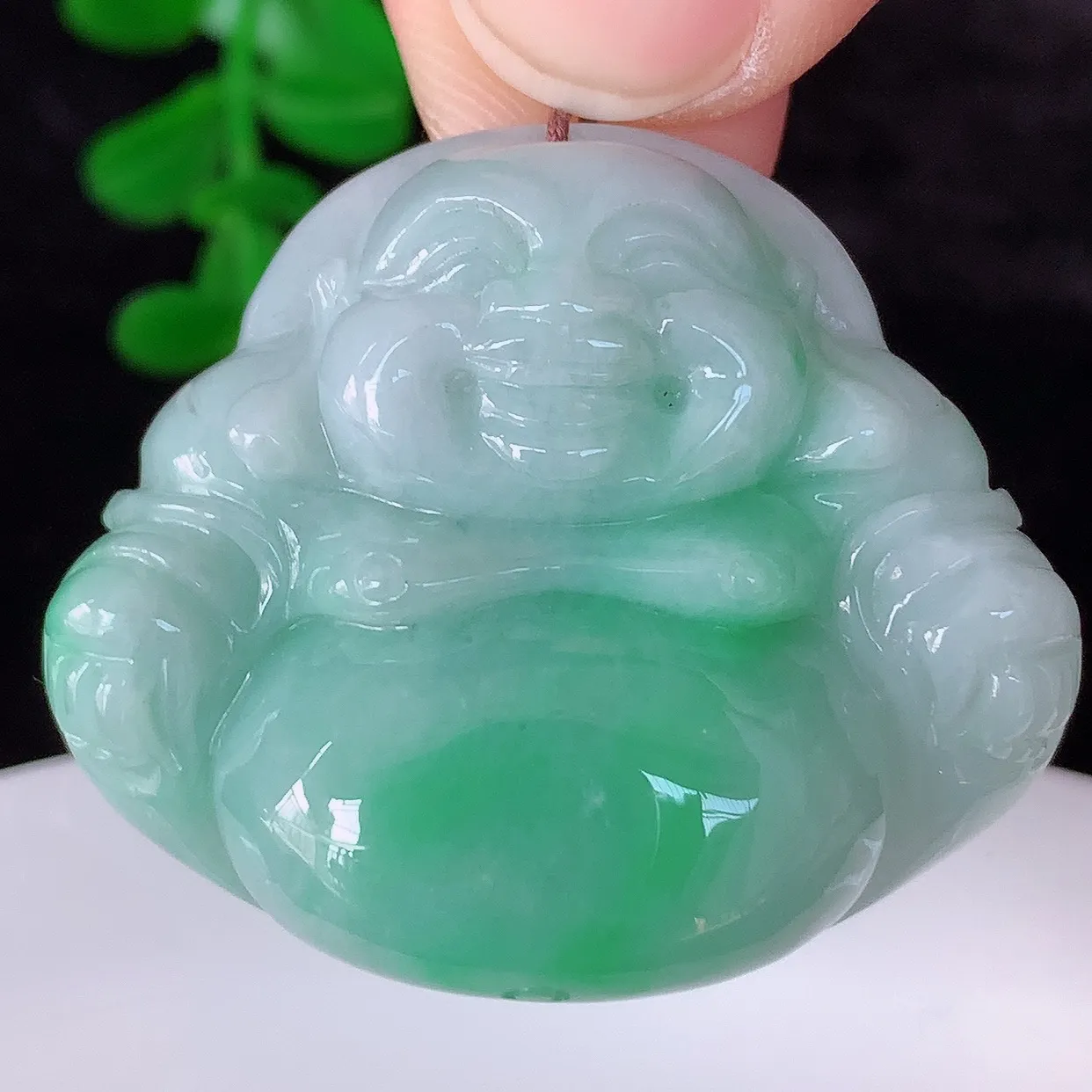 自然光实拍 厚装冰润冰糯种飘绿翡翠佛公吊坠，饱满， 佛公亦保平安 寓意有福（佛公）相伴，配戴优雅迷人