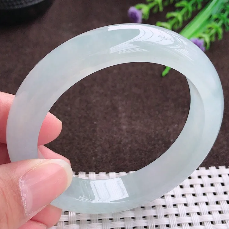 自然光，55.6圈口，老坑冰种冰透果冻胶宽边手镯，翡翠玉镯，美人镯，玉质细腻，冰莹起胶，色泽鲜美，均匀靓丽，雕工精湛，意境优美，清秀灵气，优雅气质，尺寸55.6/12.8/9