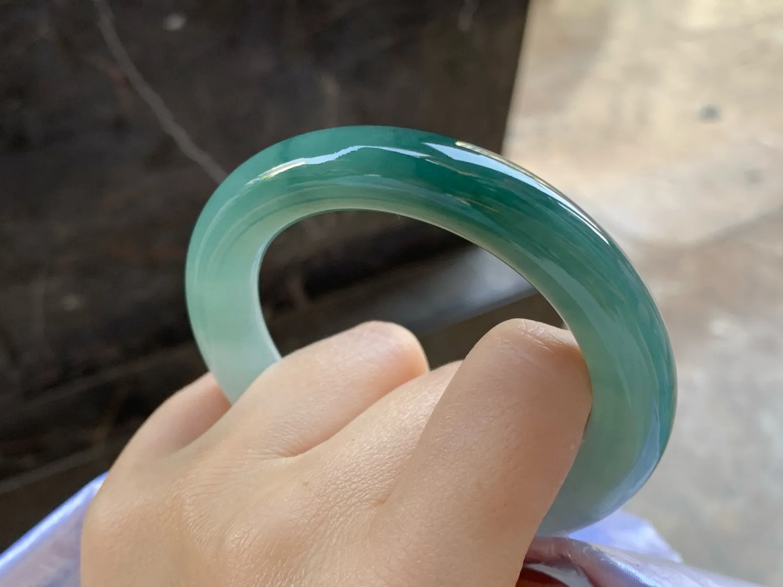 油青圆条手镯
尺寸：54.7-11.2mm
底子细腻干净～有特色无瑕疵