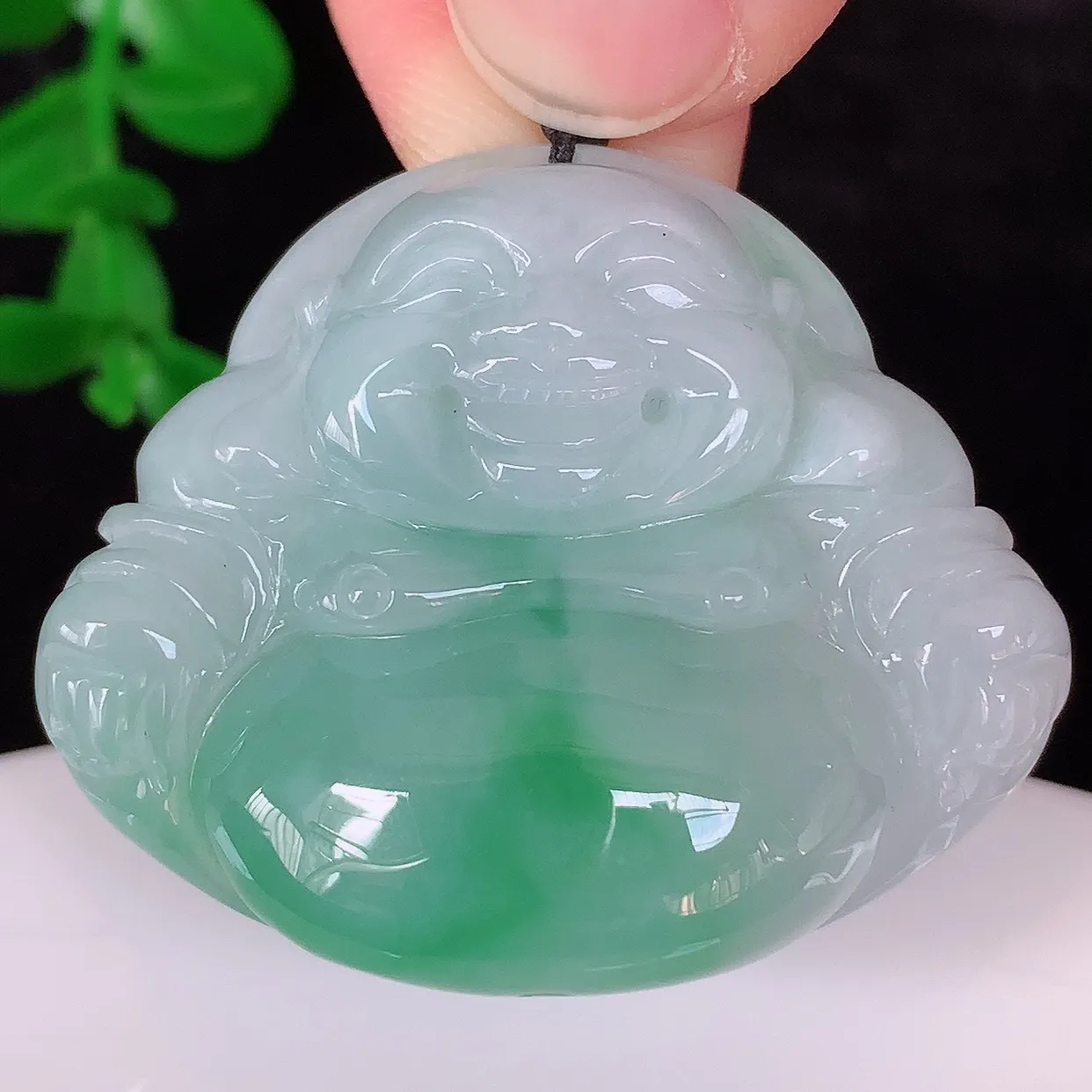 自然光实拍，冰润冰糯种飘绿翡翠佛公吊坠，饱满， 佛公亦保平安，寓意有福（佛公）相伴， 配戴优雅迷人！
