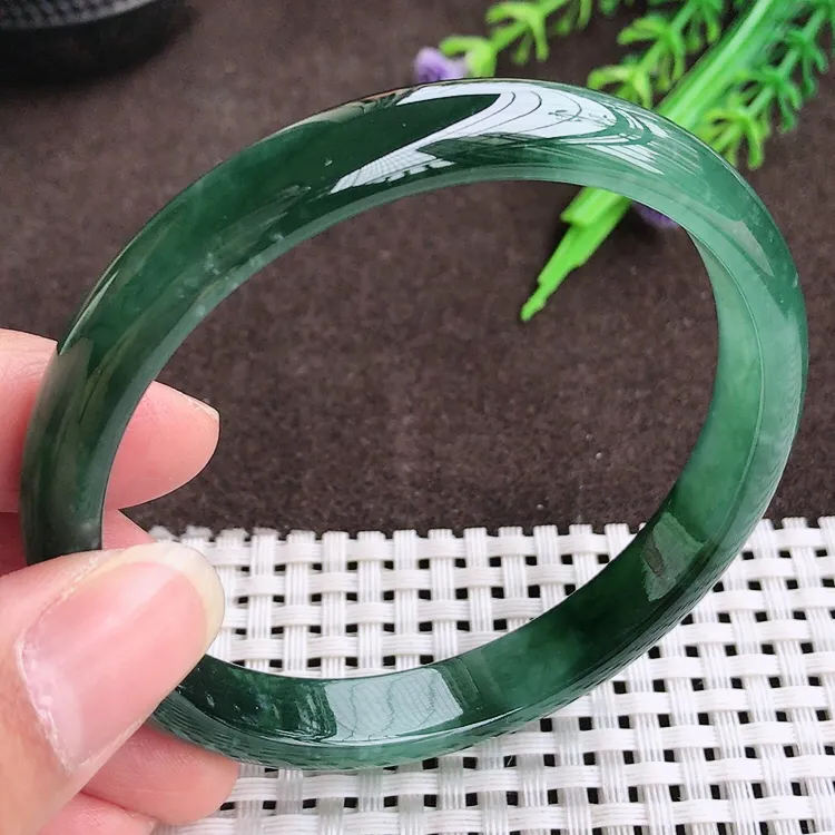 自然光，60.6圈口，老坑冰润起胶满色蓝韵手镯，翡翠玉镯，美人镯，玉质细腻，冰莹起胶，色泽鲜美，均匀靓丽，雕工精湛，意境优美，清秀灵气，优雅气质，尺寸60.6/10/6.3