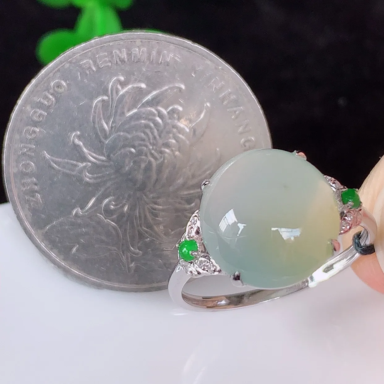 自然光实拍 18K金精工镶嵌冰种黄翡翡翠蛋面戒指，玉质细腻，翡翠色泽均匀，艳丽饱满，款式高贵大气，上手亮眼，14圈口，#83.15内径17*戒指整体24*6.5裸石11.5*10.8