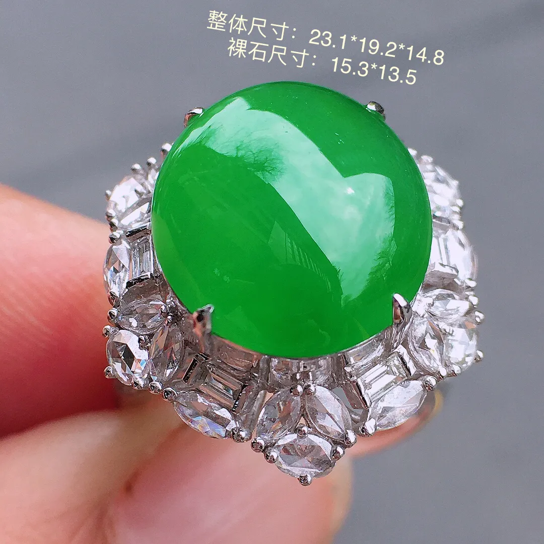 阳绿蛋面戒指，色泽均匀艳丽，玉质细腻，荧光感超
强，饱满水润，气质满满。18k
金豪华镶嵌