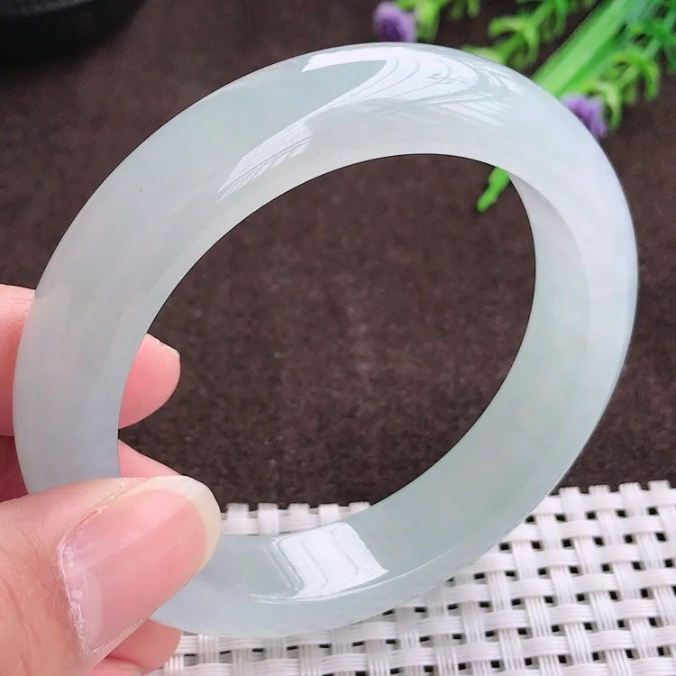 自然光，55.6圈口，老坑冰种冰透果冻胶宽边手镯，翡翠玉镯，美人镯，玉质细腻，冰莹起胶，色泽鲜美，均匀靓丽，雕工精湛，意境优美，清秀灵气，优雅气质，尺寸55.6/12.8/9