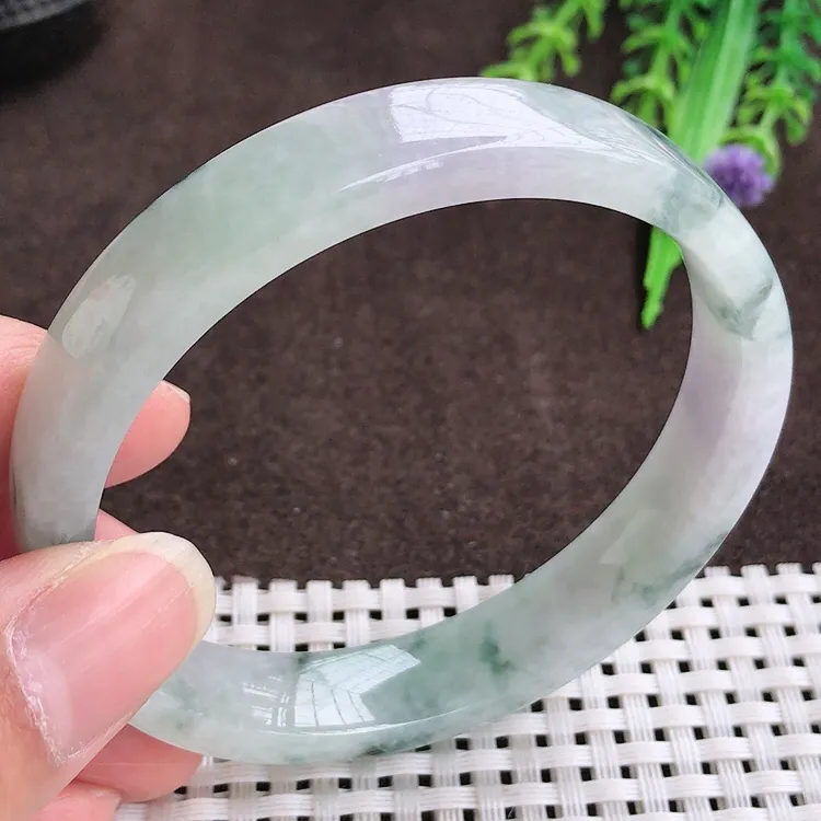 自然光，59.8大圈口，老坑温润飘花方镯手镯，翡翠玉镯，美人镯，玉质细腻，冰莹起胶，色泽鲜美，均匀靓丽，雕工精湛，意境优美，清秀灵气，优雅气质，尺寸59.8/11.8/6