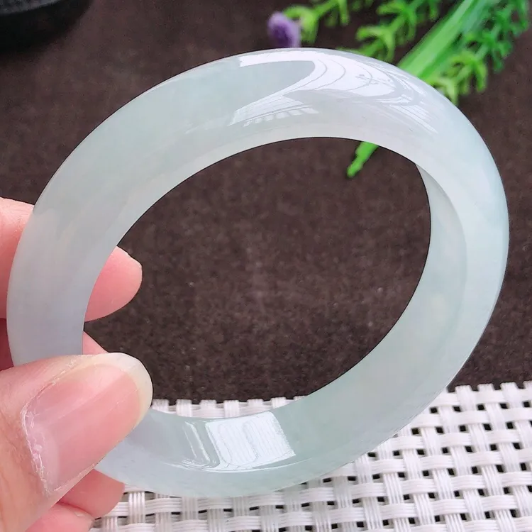 自然光，55.6圈口，老坑冰种冰透果冻胶宽边手镯，翡翠玉镯，美人镯，玉质细腻，冰莹起胶，色泽鲜美，均匀靓丽，雕工精湛，意境优美，清秀灵气，优雅气质，尺寸55.6/12.8/9