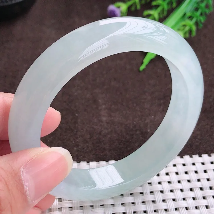 自然光，55.6圈口，老坑冰种冰透果冻胶宽边手镯，翡翠玉镯，美人镯，玉质细腻，冰莹起胶，色泽鲜美，均匀靓丽，雕工精湛，意境优美，清秀灵气，优雅气质，尺寸55.6/12.8/9