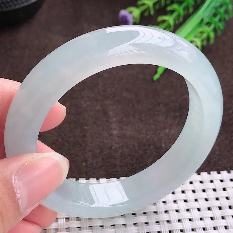 自然光，55.6圈口，老坑冰种冰透果冻胶宽边手镯，翡翠玉镯，美人镯，玉质细腻，冰莹起胶，色泽鲜美，均匀靓丽，雕工精湛，意境优美，清秀灵气，优雅气质，尺寸55.6/12.8/9