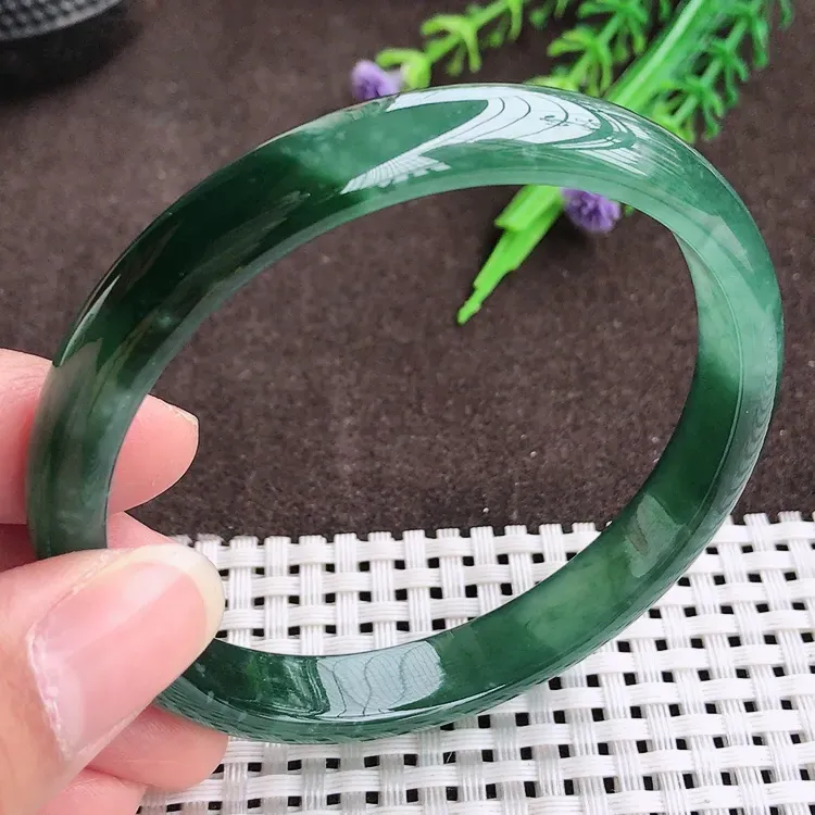 自然光，60.6圈口，老坑冰润起胶满色蓝韵手镯，翡翠玉镯，美人镯，玉质细腻，冰莹起胶，色泽鲜美，均匀靓丽，雕工精湛，意境优美，清秀灵气，优雅气质，尺寸60.6/10/6.3