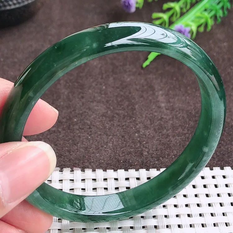 自然光，59.3圈口，老坑精美冰润飘花手镯，翡翠玉镯，美人镯，玉质细腻，冰莹起胶，色泽鲜美，均匀靓丽，雕工精湛，意境优美，清秀灵气，优雅气质，尺寸59.3/10.1/6.3