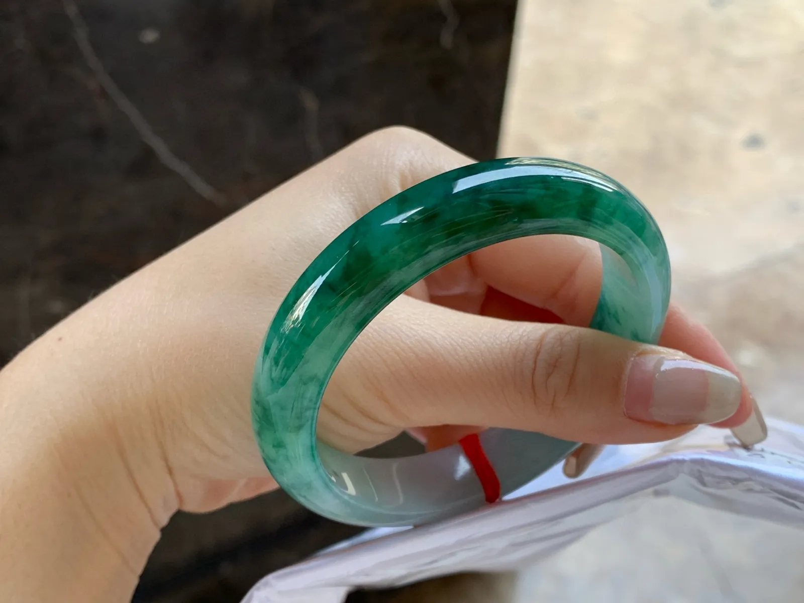 飘绿花手镯
尺寸：56.2-12.9-8mm
肉质细腻干净～很耐看的料子无瑕疵
