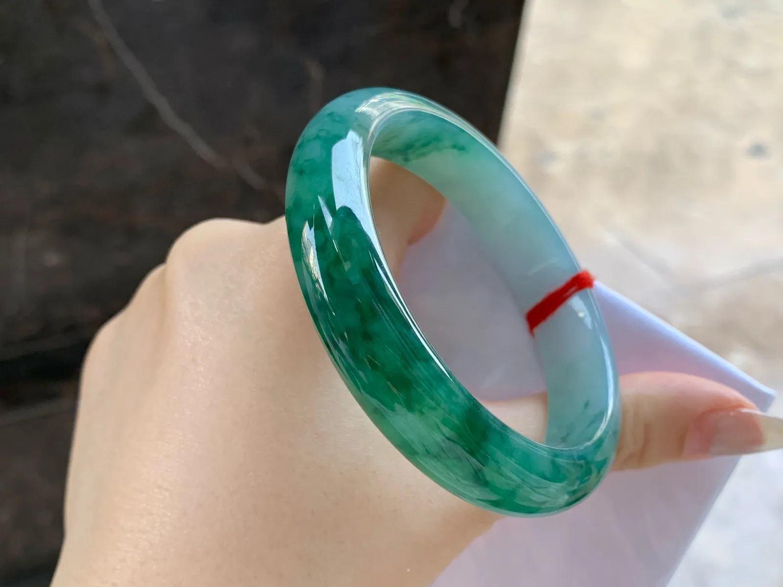 飘绿花手镯
尺寸：56.2-12.9-8mm
肉质细腻干净～很耐看的料子无瑕疵