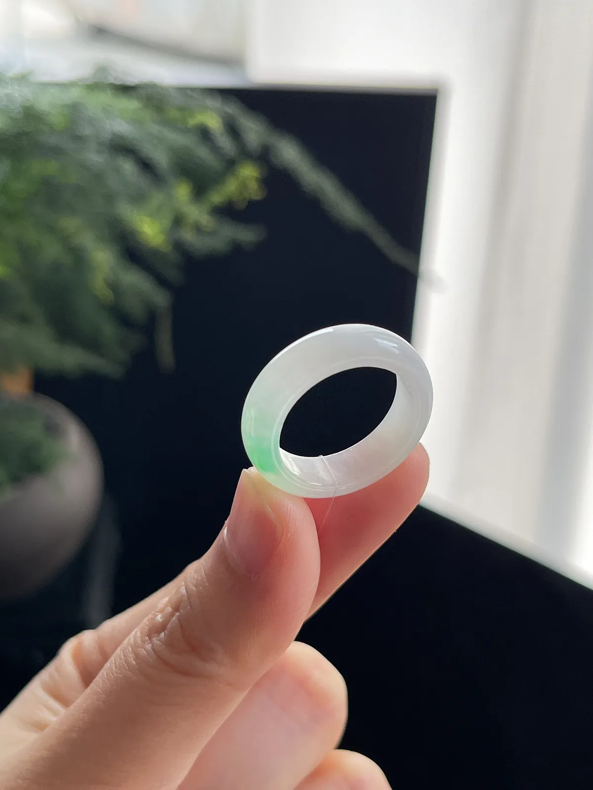翡翠冰种飘绿戒指，颜色鲜艳清爽