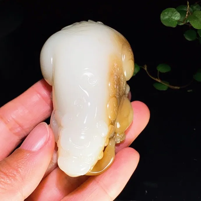 新疆且末糖和田玉羊脂白玉招财进宝貔貅把件 尺寸76/41/32重143克 白度一级。玉质细腻油润 手推出油 品相大气 lt250317