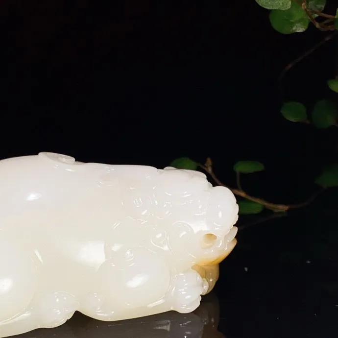 新疆且末糖和田玉羊脂白玉招财进宝貔貅把件 尺寸76/41/32重143克 白度一级。玉质细腻油润 手推出油 品相大气 lt250317