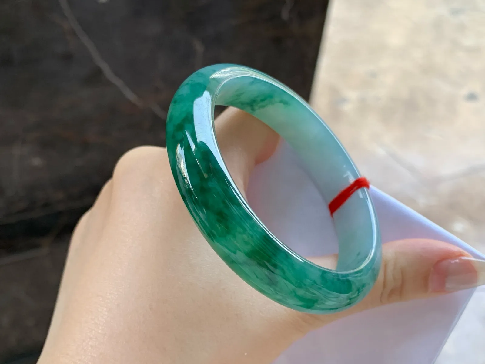 飘绿花手镯
尺寸：56.2-12.9-8mm
肉质细腻干净～很耐看的料子无瑕疵