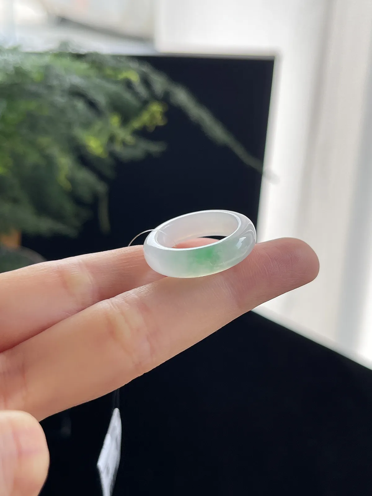 翡翠冰种飘绿戒指，颜色鲜艳清爽