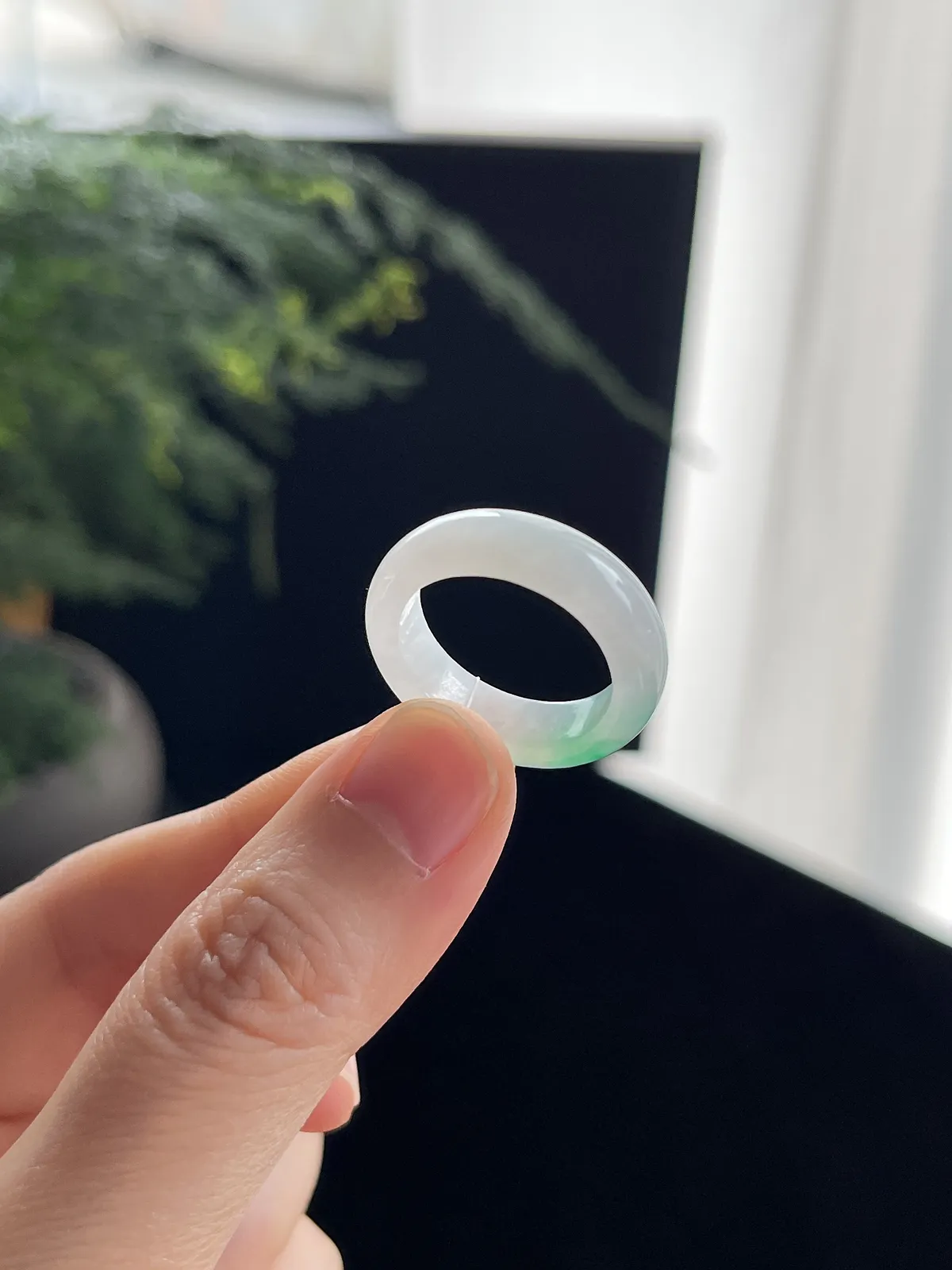 翡翠冰种飘绿戒指，颜色鲜艳清爽
