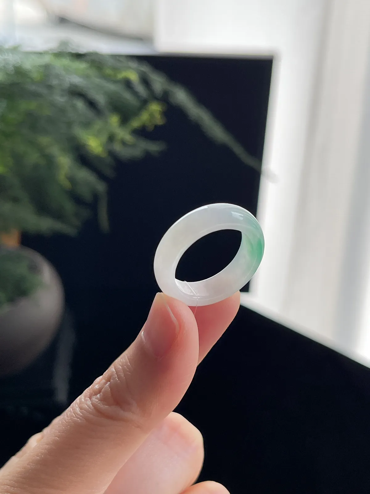 翡翠冰种飘绿戒指，颜色鲜艳清爽