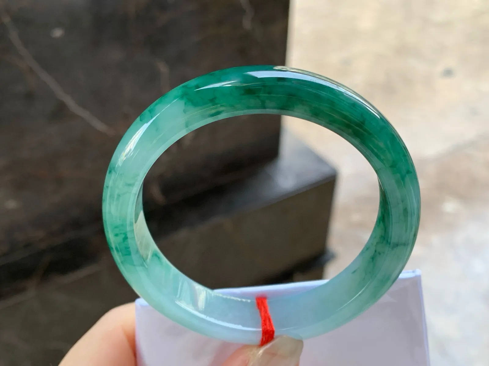 飘绿花手镯
尺寸：56.2-12.9-8mm
肉质细腻干净～很耐看的料子无瑕疵