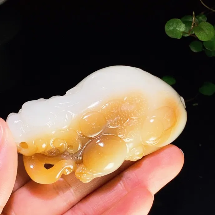 新疆且末糖和田玉羊脂白玉招财进宝貔貅把件 尺寸76/41/32重143克 白度一级。玉质细腻油润 手推出油 品相大气 lt250317