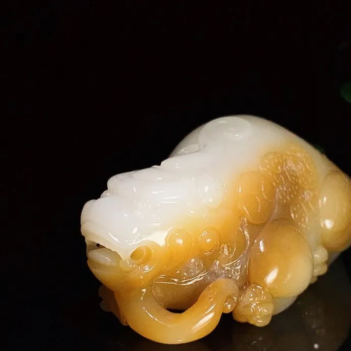 新疆且末糖和田玉羊脂白玉招财进宝貔貅把件 尺寸76/41/32重143克 白度一级。玉质细腻油润 手推出油 品相大气 lt250317