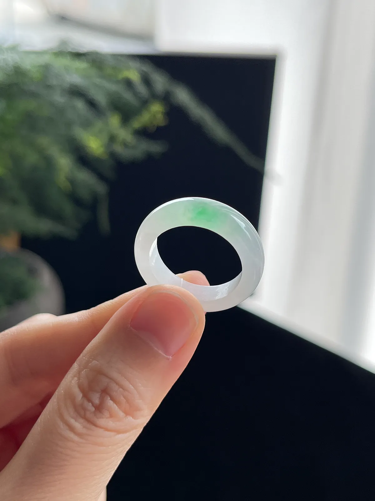 翡翠冰种飘绿戒指，颜色鲜艳清爽