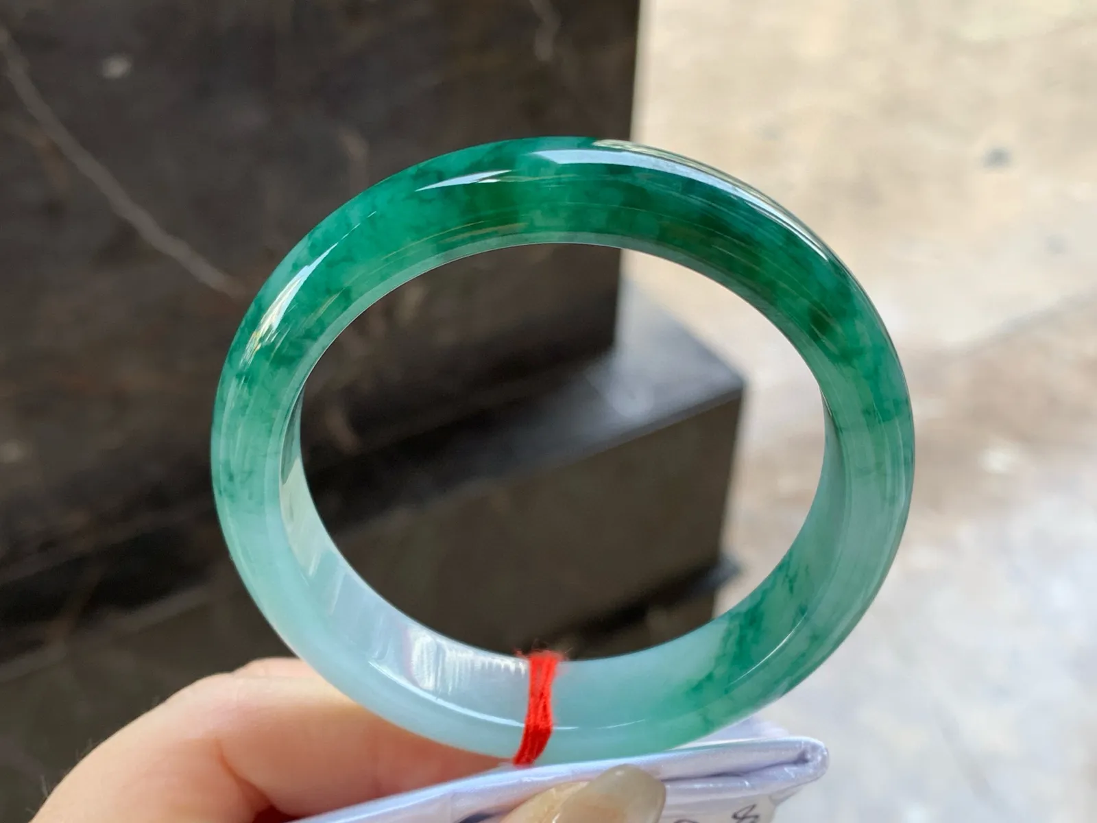 飘绿花手镯
尺寸：56.2-12.9-8mm
肉质细腻干净～很耐看的料子无瑕疵