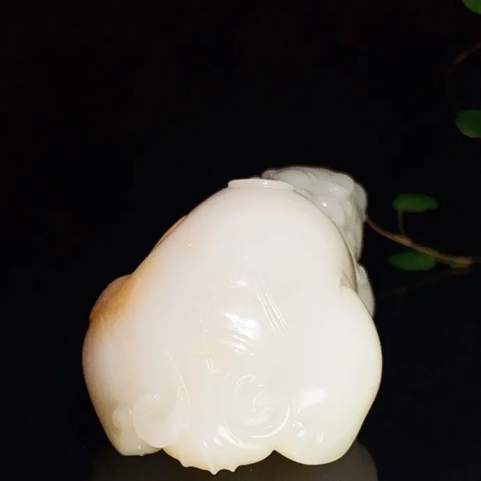 新疆且末糖和田玉羊脂白玉招财进宝貔貅把件 尺寸76/41/32重143克 白度一级。玉质细腻油润 手推出油 品相大气 lt250317