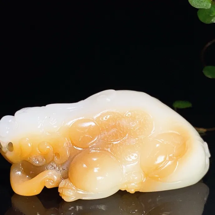 新疆且末糖和田玉羊脂白玉招财进宝貔貅把件 尺寸76/41/32重143克 白度一级。玉质细腻油润 手推出油 品相大气 lt250317