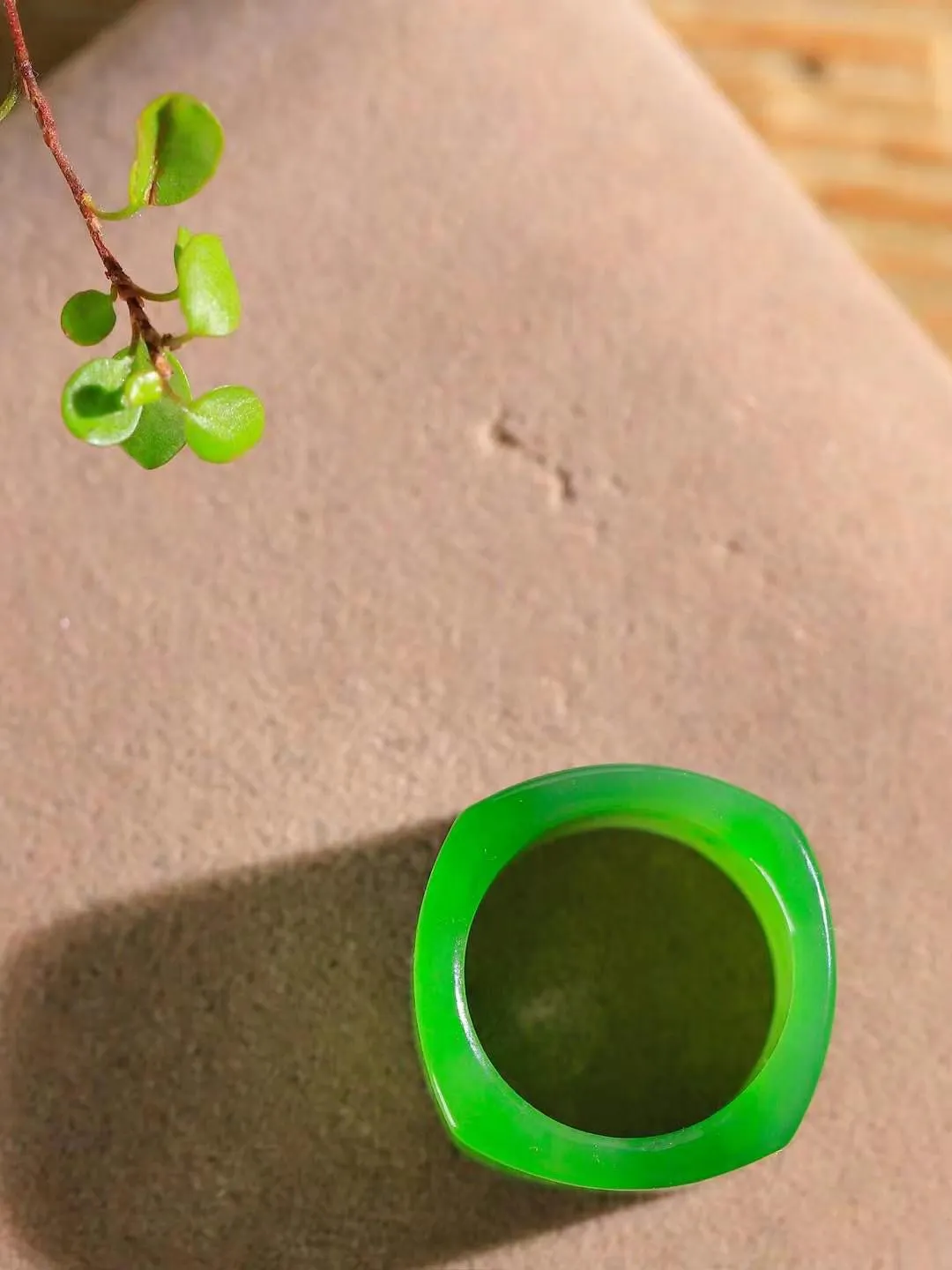 （古韵.扳指）

精品和田玉碧玉扳指，玉质温润，油润感十足， 整器古韵生辉。优雅高贵。运筹帷幄于掌中，决胜于千里之外。
重7.4克   圈口18mm 尺寸12.5-2.8mm 631121343YY