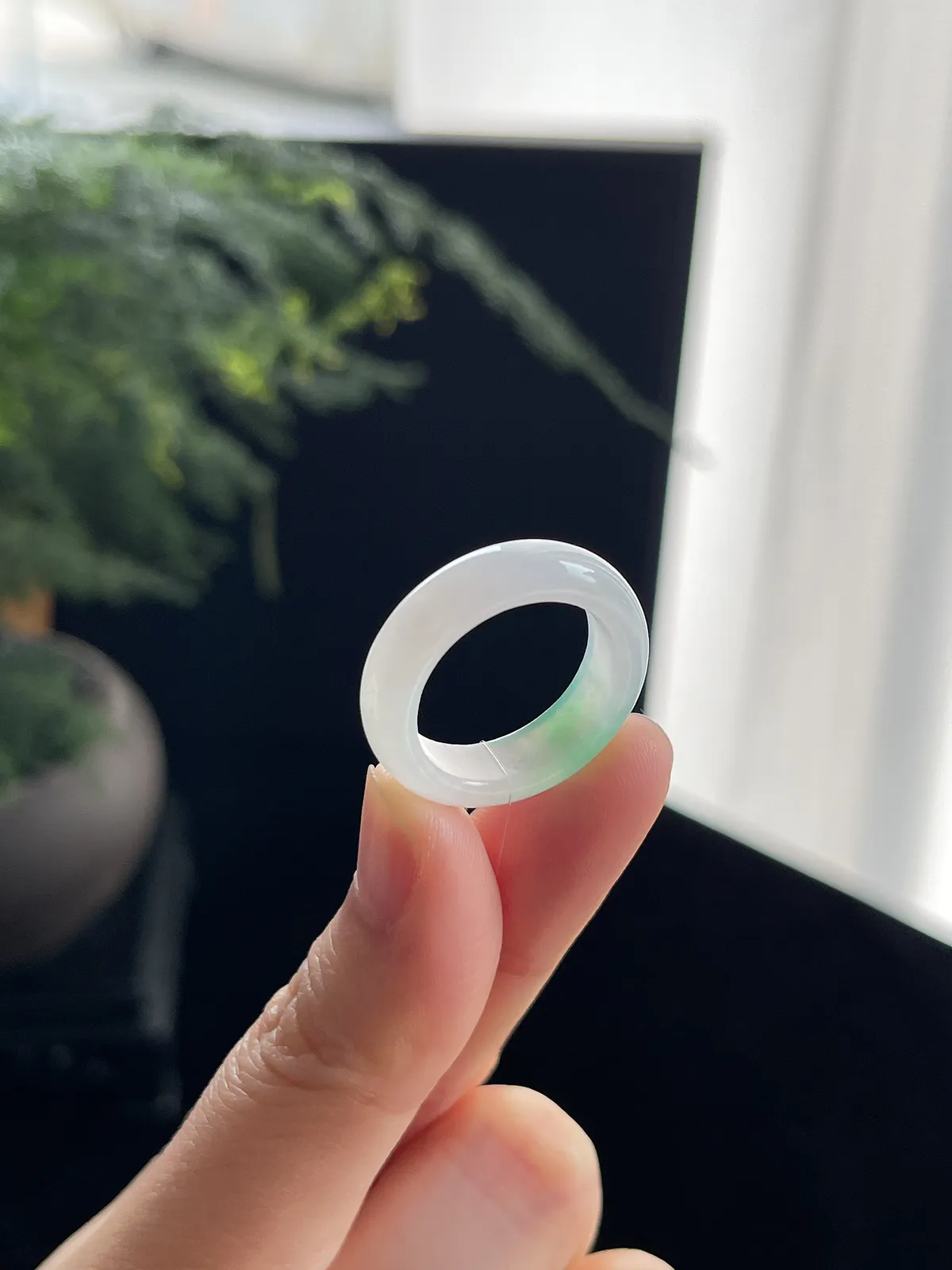 翡翠冰种飘绿戒指，颜色鲜艳清爽