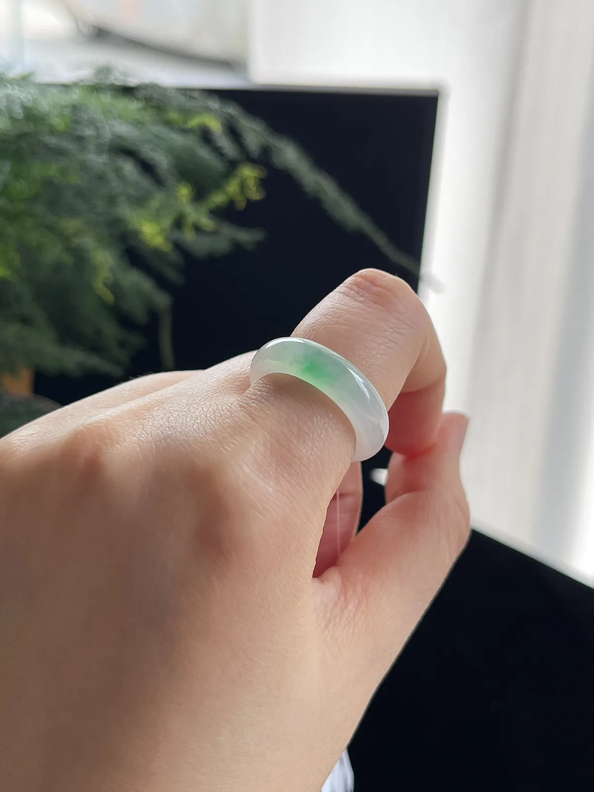 翡翠冰种飘绿戒指，颜色鲜艳清爽