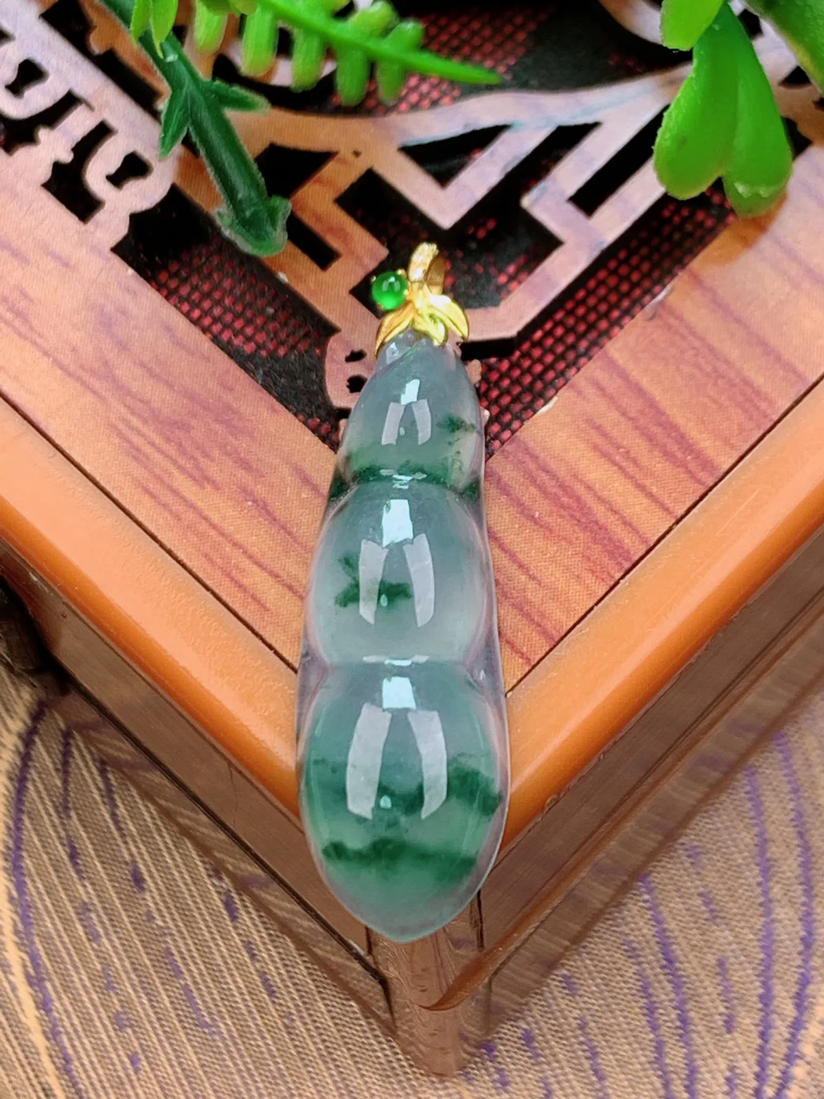 精品推荐，缅甸天然A货翡翠，18K金扣镶嵌冰种飘花福豆吊坠，种水好，颜色鲜艳，玉质水润细腻，工艺精湛
