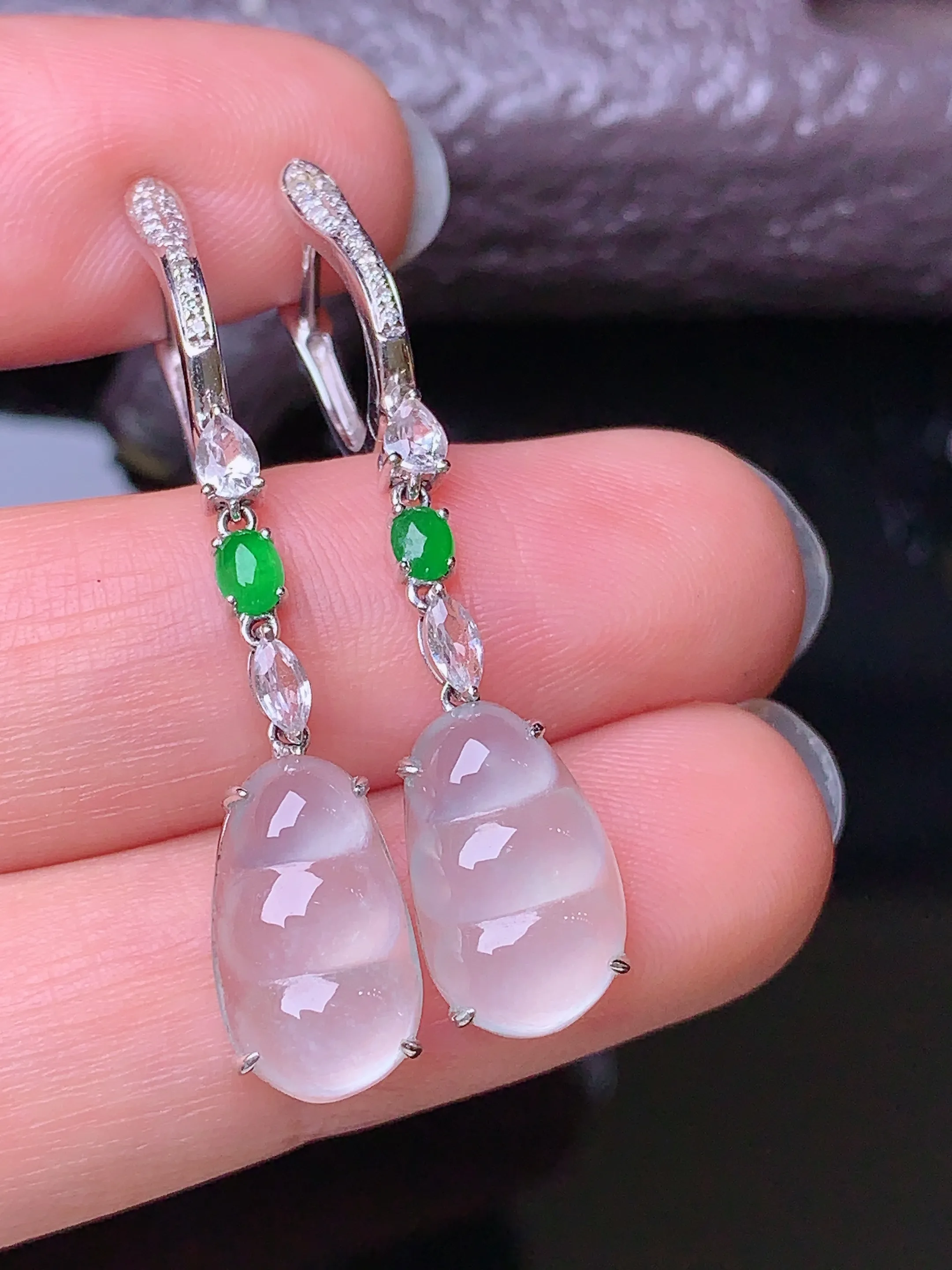 18k金钻镶嵌冰种四季豆耳坠 玉质细腻 色泽清新艳丽  整体尺寸38.1*7.8*5.2