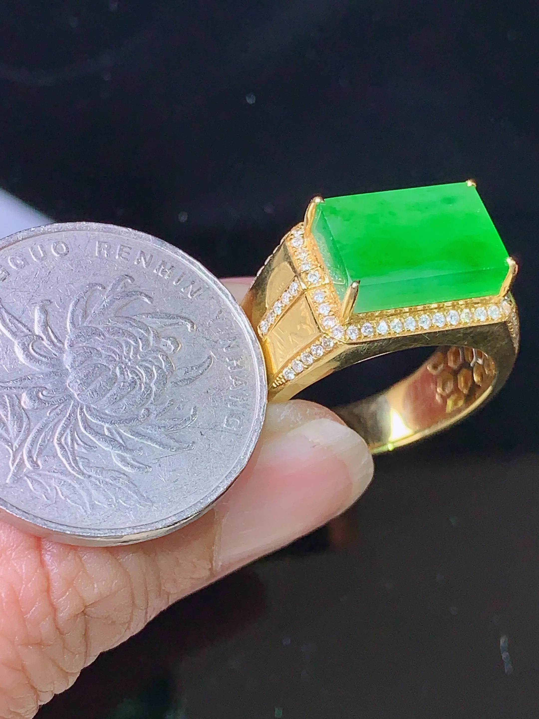 18k金钻镶嵌翠绿马鞍戒指 玉质细腻 色泽清新艳丽  圈口17.5 裸石尺寸8.2*12.2*3.5
