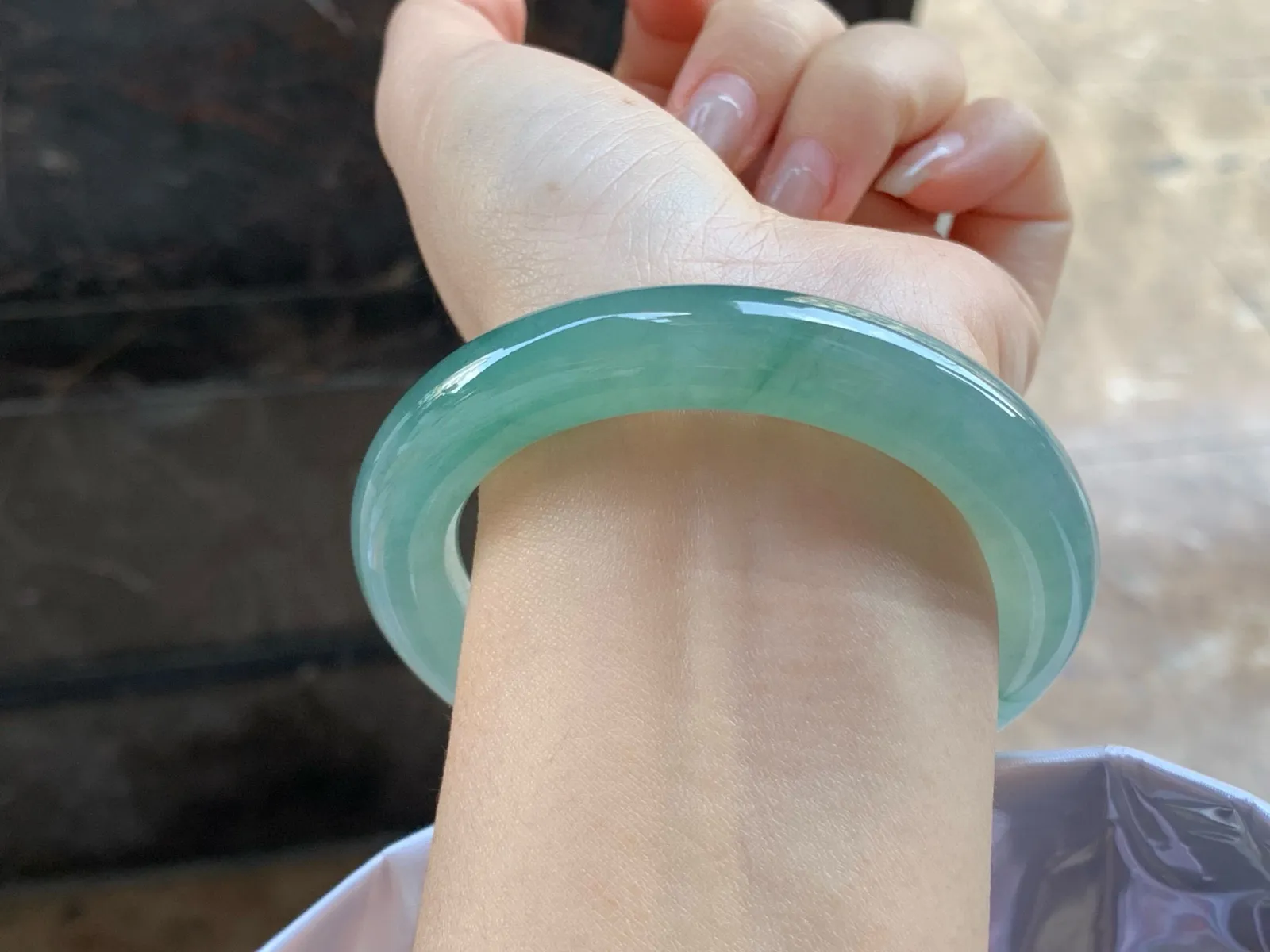 半山水圆条手镯
尺寸：56-11.3mm
种水好～很漂亮的料子无瑕疵