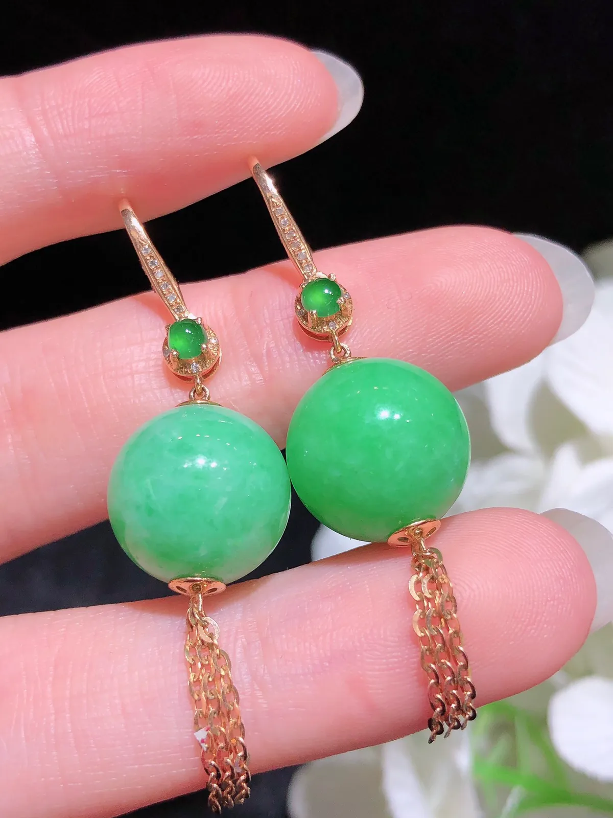 翡翠飘绿圆珠耳坠 颜色鲜艳 饱满圆润