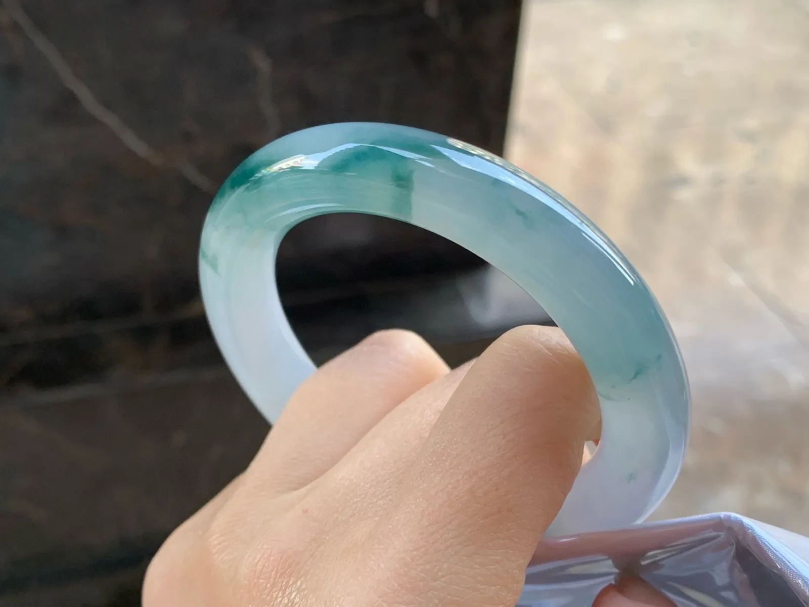 冰飘花圆条手镯
尺寸：56-12-11.6mm
种老肉细～飘花点缀无瑕疵