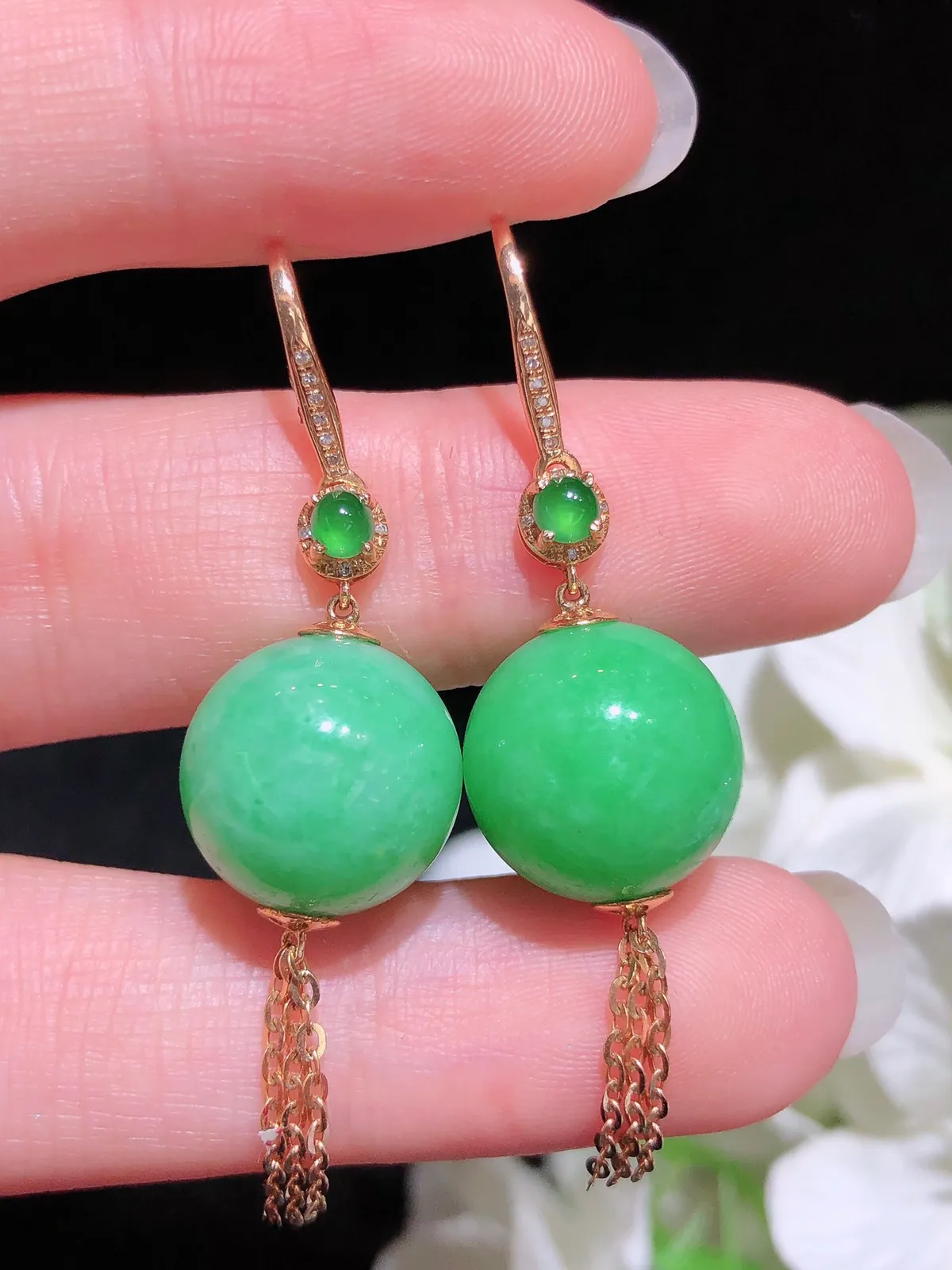 翡翠飘绿圆珠耳坠 颜色鲜艳 饱满圆润