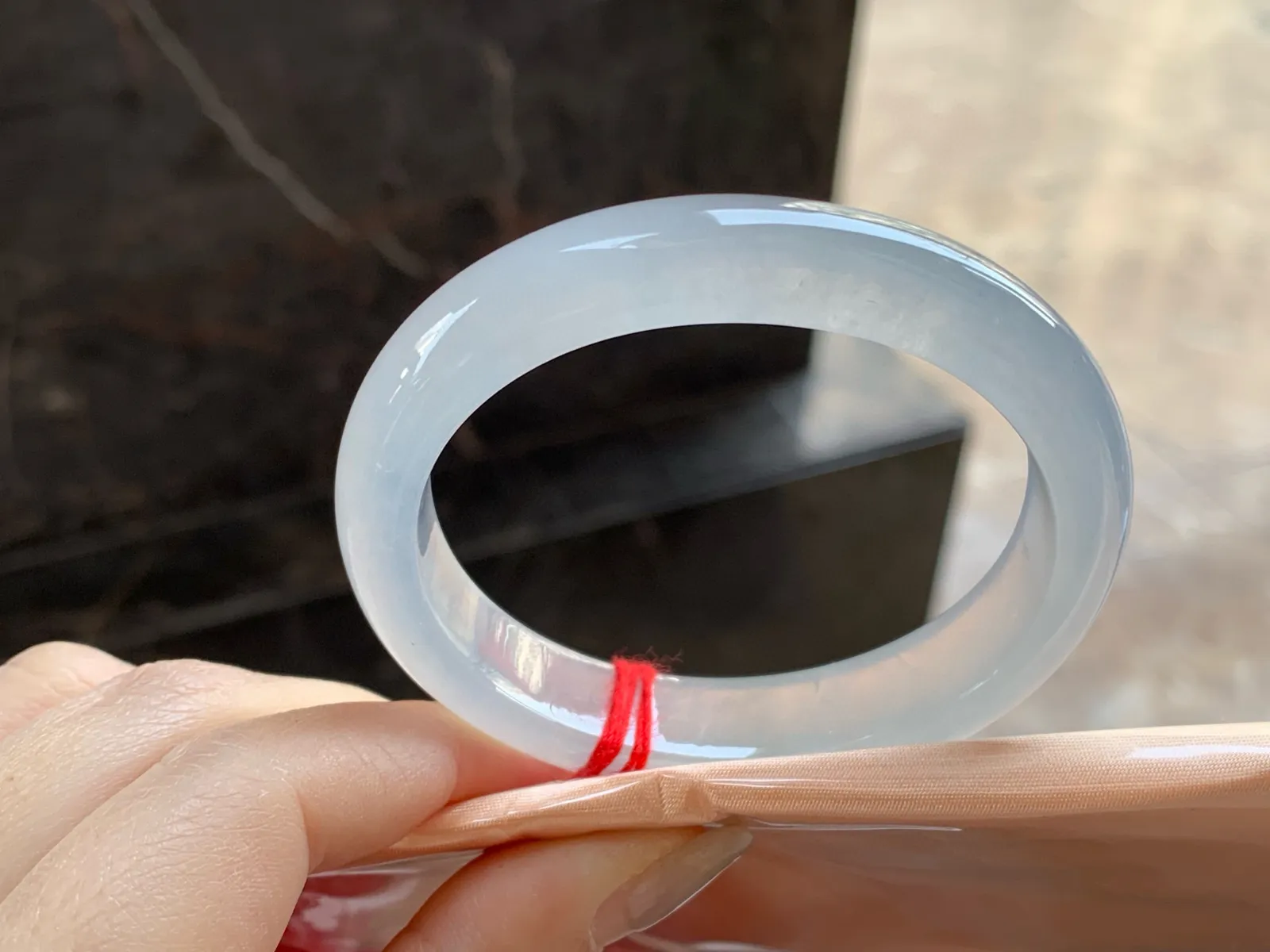 冰种贵妃镯
尺寸：54-12.5-8mm
冰味十足～正圈52 53可以戴上手漂亮