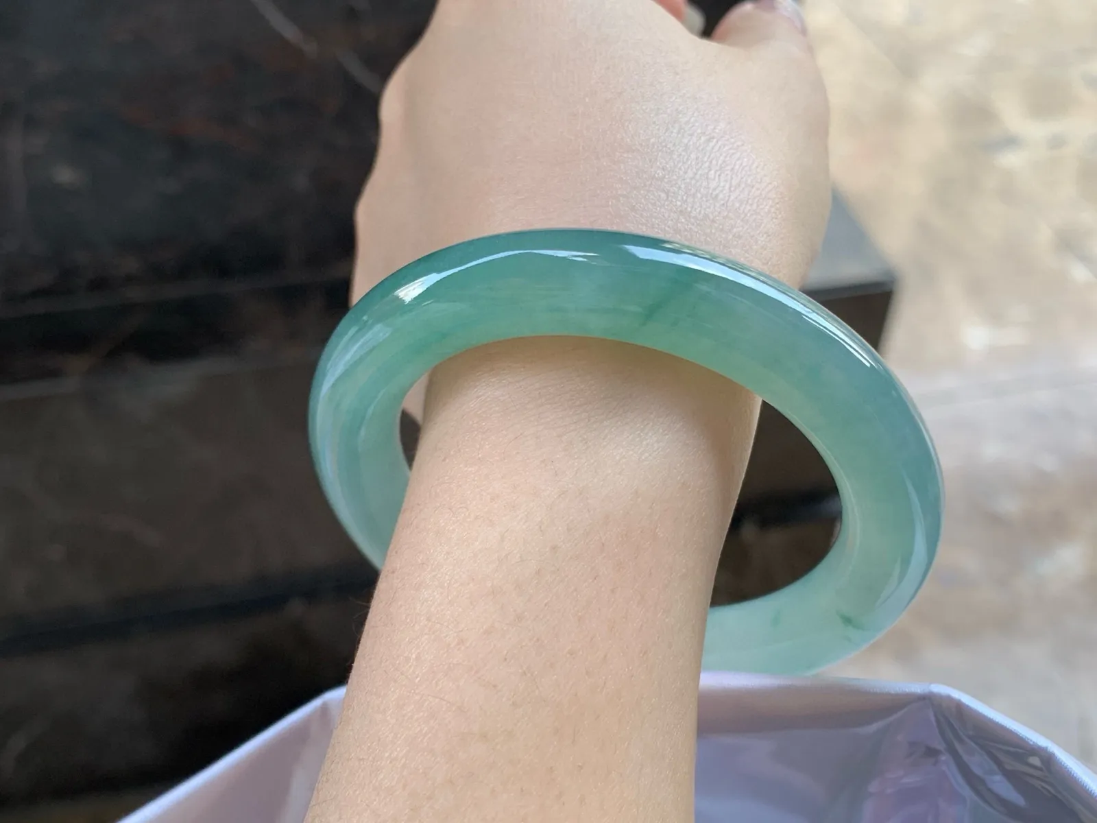 半山水圆条手镯
尺寸：56-11.3mm
种水好～很漂亮的料子无瑕疵