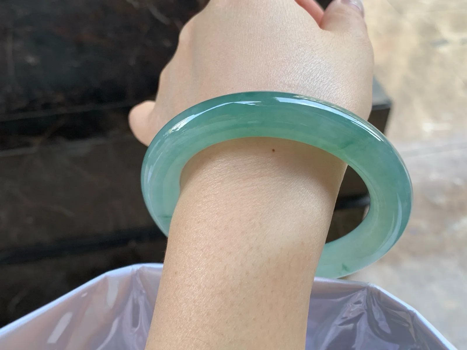 半山水圆条手镯
尺寸：56-11.3mm
种水好～很漂亮的料子无瑕疵