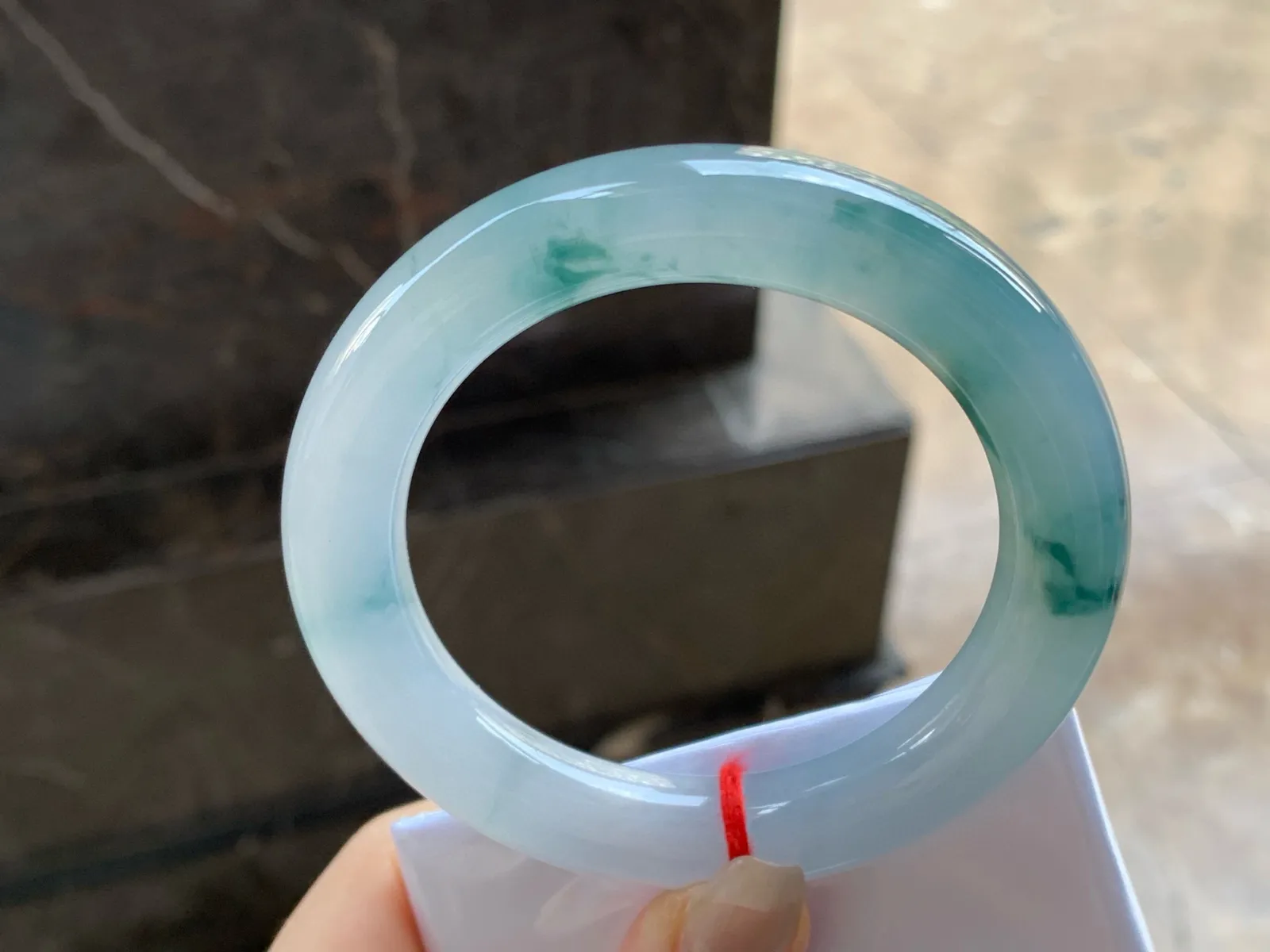 冰飘花圆条手镯
尺寸：56-12-11.6mm
种老肉细～飘花点缀无瑕疵
