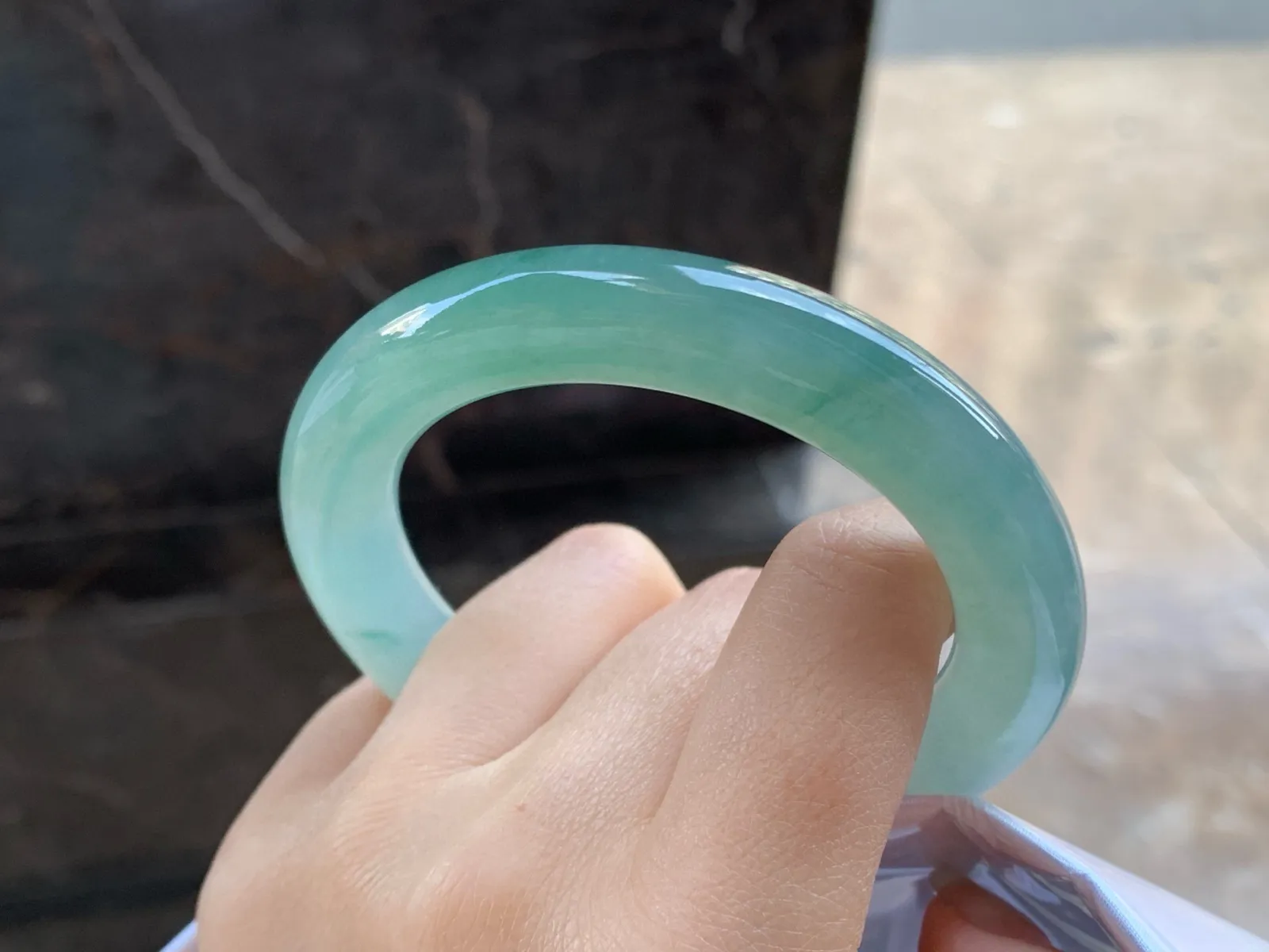 半山水圆条手镯
尺寸：56-11.3mm
种水好～很漂亮的料子无瑕疵
