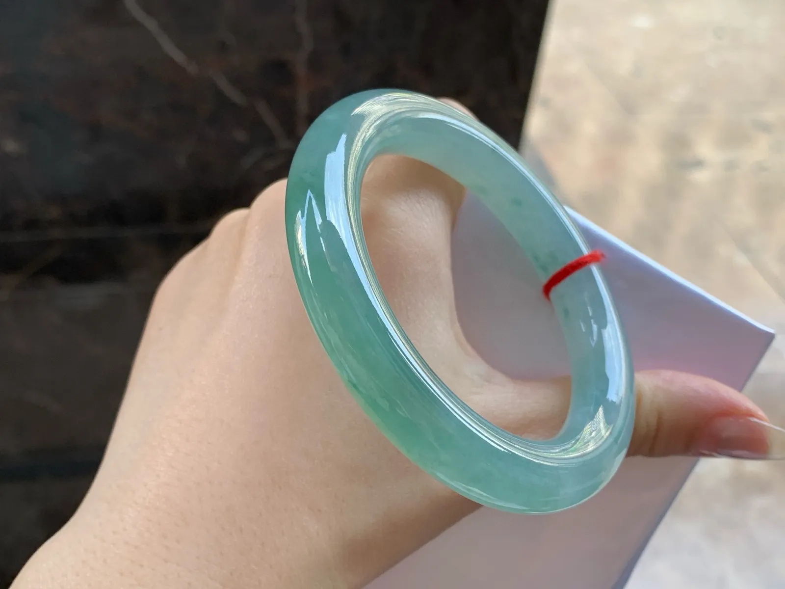半山水圆条手镯
尺寸：56-11.3mm
种水好～很漂亮的料子无瑕疵