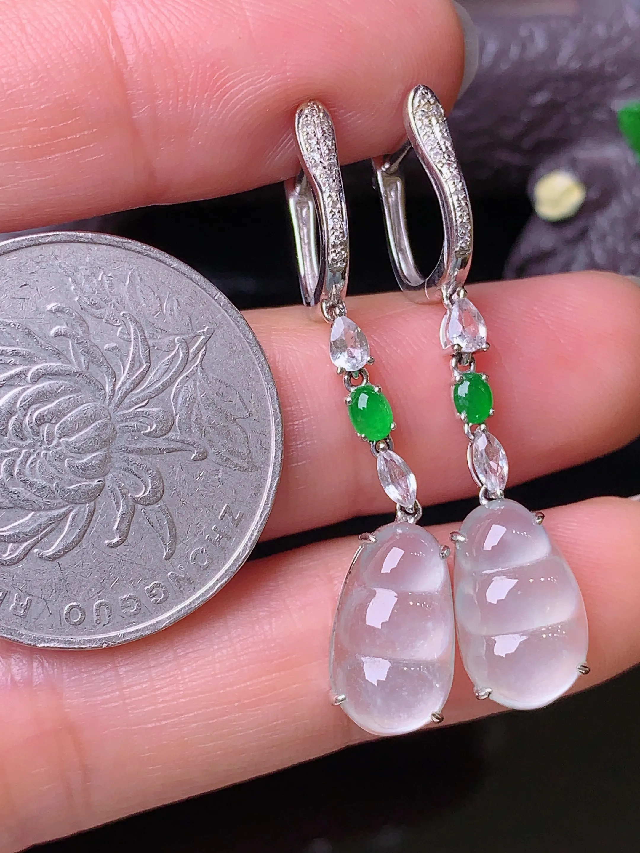 18k金钻镶嵌冰种四季豆耳坠 玉质细腻 色泽清新艳丽  整体尺寸38.1*7.8*5.2