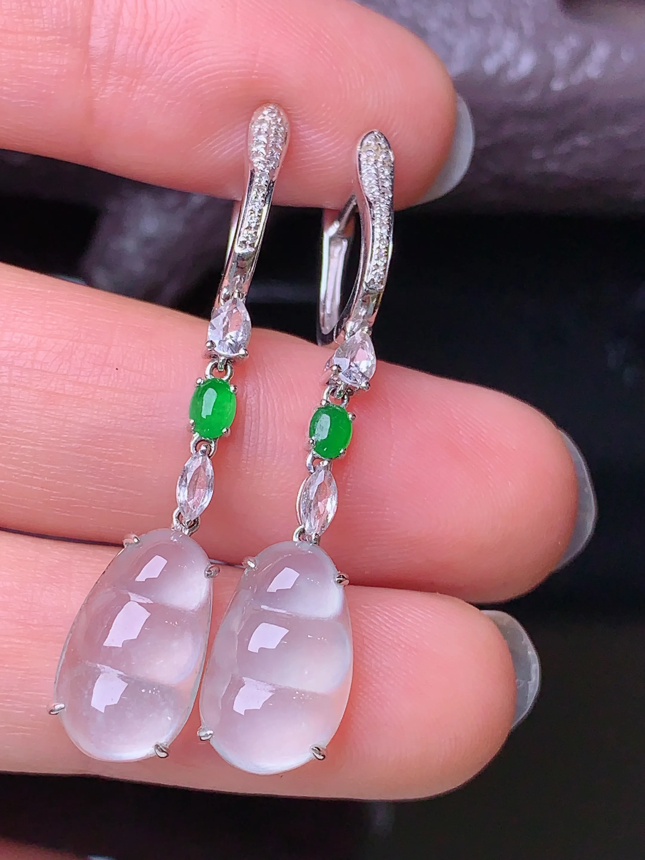 18k金钻镶嵌冰种四季豆耳坠 玉质细腻 色泽清新艳丽  整体尺寸38.1*7.8*5.2